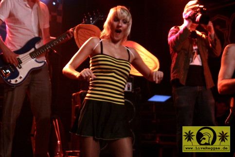 Blechreiz (D) with Laura and The Bumble Bee Babes  - SO 36, Berlin Kreuzberg 10. Oktober 2009 (5).JPG